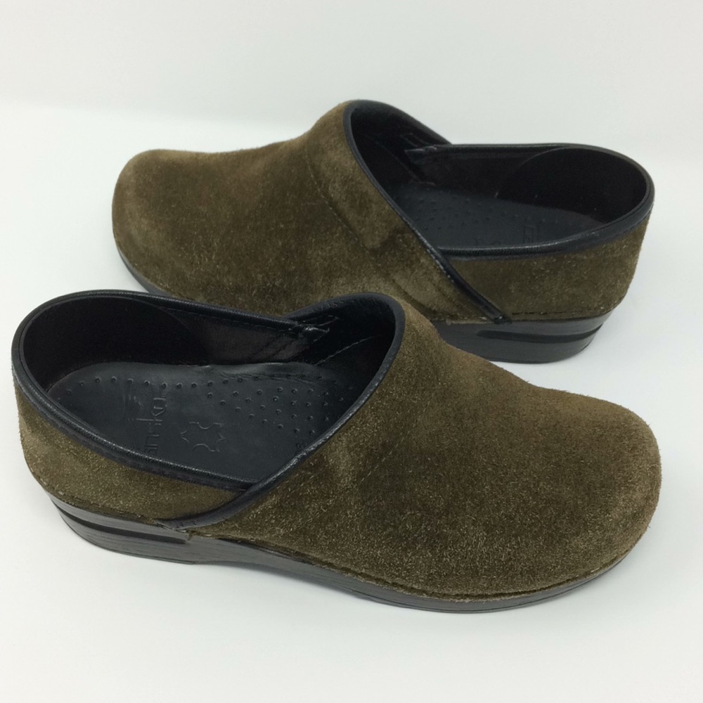 🦄 {Dansko} hunter green suede clogs